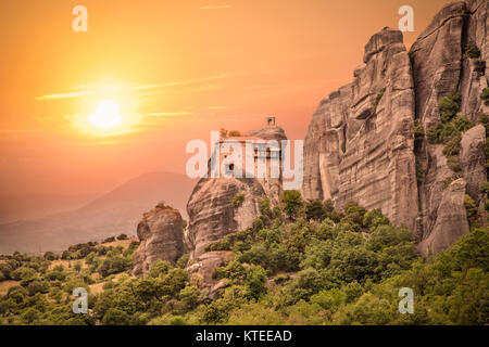 Santo Monastero di San Nicola Anapausas nel tramonto a Meteora, Grecia. Meteora sono ortodossi 6 monasteri complesso costruito in pietra arenaria naturale rock pi Foto Stock