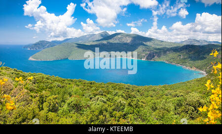 Bellissima vista panoramica sulla baia di natura nei pressi di Agia Kiriaki, Grecia. Foto Stock