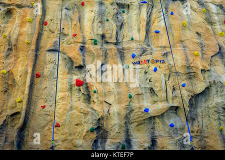 Arrampicata su roccia parete realizzata dalla società walltopia a Dream nave da crociere il Nov 21, 2017 al porto di Manila, Filippine Foto Stock