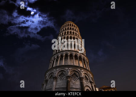 La torre pendente di Pisa Italia sulla Piazza dei Miracoli accesa fino a tarda notte con una luna piena dietro Foto Stock