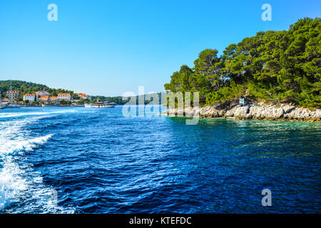 Città costiera, barche e isole sulla costa dalmata del mare Adriatico vicino a Dubrovnik, Croazia Foto Stock