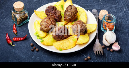 Costolette di carne e patate fritte per guarnire.ucraino cibi popolari Foto Stock