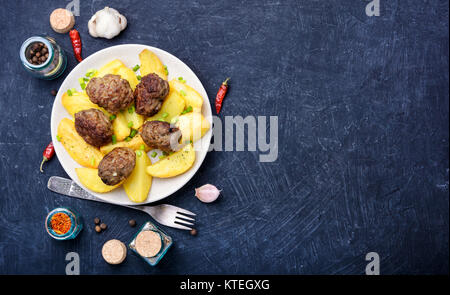 Costolette di carne e patate fritte per guarnire.popolare ucraino food.spazio copia Foto Stock