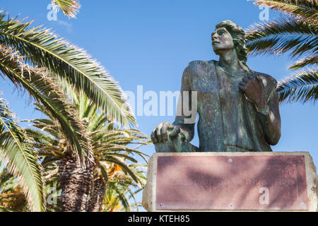 Vila Baleira, Portogallo - 18 agosto 2017: statua in bronzo del XVI secolo e Explorer navigatore Cristoforo Colombo in Vila Baleira park sul Porto Sant Foto Stock