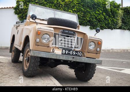 Vila Baleira, Portogallo - Agosto 19, 2017: Land Rover Serie III off-road cavalletti del veicolo parcheggiato sulla strada nel giorno di estate, vista frontale ravvicinata Foto Stock