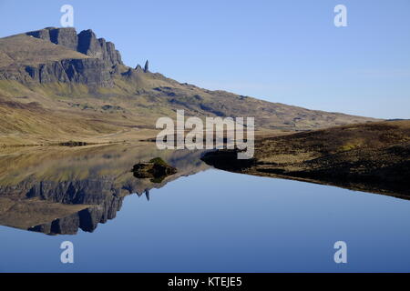 La riflessione del vecchio uomo di Storr in un lago a Isola di Skye in Scozia Foto Stock