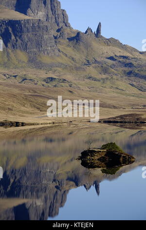 La riflessione del vecchio uomo di Storr in un lago a Isola di Skye in Scozia Foto Stock