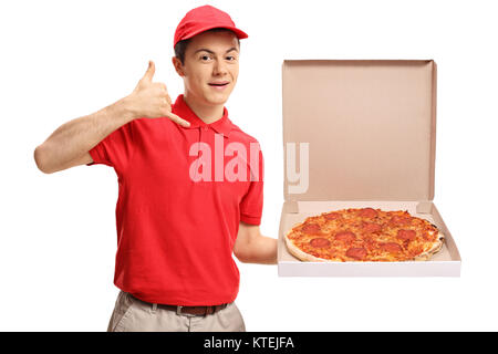Teenage Pizza ragazzo delle consegne tenendo un Scatola pizza e si effettua una chiamata a me gesto isolato su sfondo bianco Foto Stock