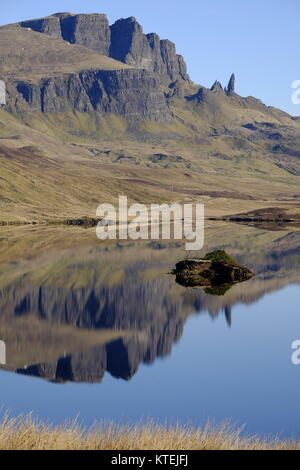 La riflessione del vecchio uomo di Storr in un lago a Isola di Skye in Scozia Foto Stock