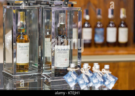 KIEV, UCRAINA - 25 novembre 2017: Isola di Talisker single malt Scotch Whisky old rara bottiglia di età compresa tra 25 anni closeup al 3° Whisky ucraino di DRAM Festiv Foto Stock