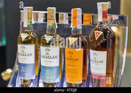 KIEV, UCRAINA - 25 novembre 2017: Il Macallan single malt Scotch whisky Highland distillery bottiglie su stand al terzo Whisky ucraino Dram i festival Foto Stock