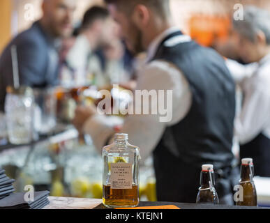 KIEV, UCRAINA - 25 novembre 2017: Nikka Whisky da canna distilleria giapponese la bottiglia nella parte anteriore del barista il lavoro presso il bar a 3 W ucraino Foto Stock