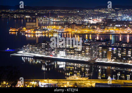 Inverno panorama notturno di Oslo centrum visto da Ekeberg. Foto Stock