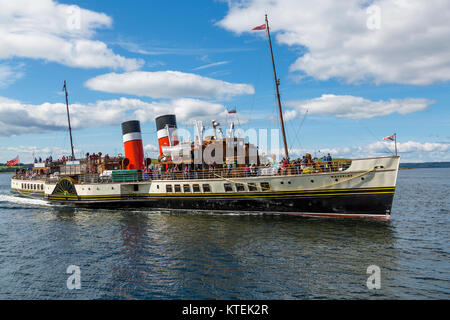 Il Waverley Battello a vapore in avvicinamento alla città di Largs sul Firth of Clyde, North Ayrshire, in Scozia UK Foto Stock