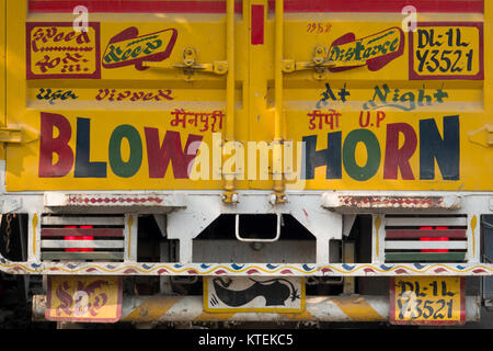 Primo piano dettaglio segno scrivendo sul retro del carrello in Nepal Foto Stock