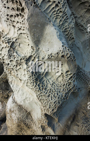 Arenaria erosa formazioni rocciose, tafoni, presso la baia di Algeciras, Spagna, Europa. Foto Stock