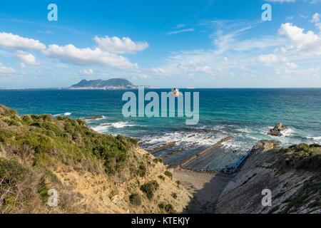 Stretto di Gibilterra, con la parete ovest della Rocca di Gibilterra e le navi da carico, da Algeciras, Spagna. Foto Stock