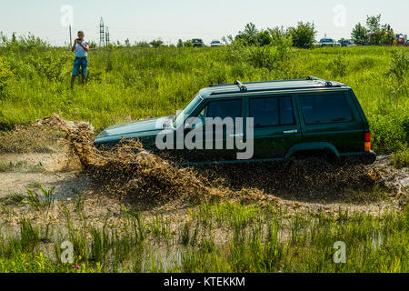 Lviv, Ucraina - 30 Maggio 2015: veicolo fuoristrada Jeep Cherokee vince la traccia su di discariche nei pressi della città di Leopoli. Foto Stock