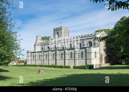 Il priorato di chiesa di San Pietro dal Priory Gardens, Dunstable, Bedfordshire, England, Regno Unito Foto Stock