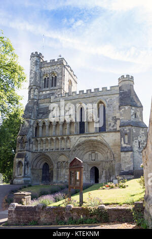 La facciata anteriore del Priorato chiesa di San Pietro, Dunstable, Bedfordshire, England, Regno Unito Foto Stock