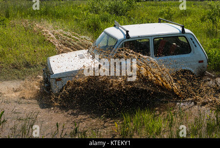 Lviv, Ucraina - 30 Maggio 2015: veicolo fuoristrada NIVA vince la traccia su di discariche nei pressi della città di Leopoli. Foto Stock