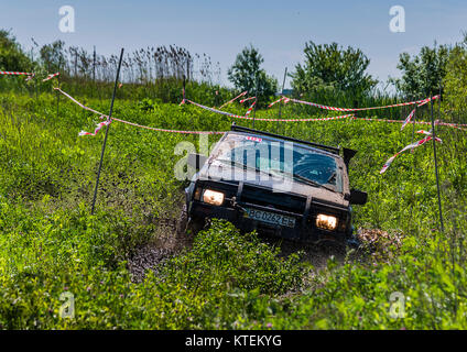 Lviv, Ucraina - 30 Maggio 2015: off-road veicolo Nissan vince la traccia su di discariche nei pressi della città di Leopoli. Foto Stock