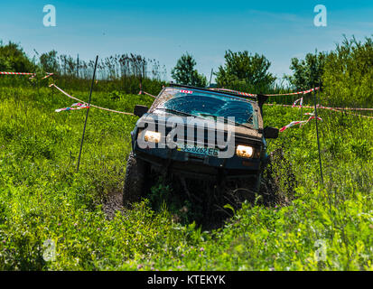 Lviv, Ucraina - 30 Maggio 2015: off-road veicolo Nissan vince la traccia su di discariche nei pressi della città di Leopoli. Foto Stock