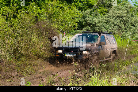 Lviv, Ucraina - 30 Maggio 2015: off-road veicolo Nissan vince la traccia su di discariche nei pressi della città di Leopoli. Foto Stock