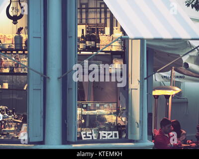 Street chiosco bar o caffetteria e di un piccolo ristorante la vendita di pasti leggeri e bevande. Foto Stock