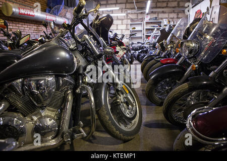 ST. Pietroburgo, Russia-CIRCA OCT, 2016: vista ravvicinata di linee di motociclette. La posa di up facility per la stagione invernale è in Russia. Il Motozastava repa Foto Stock