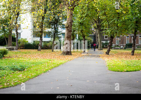 St. Andrew's Gardens, giardino pubblico originariamente terreno di sepoltura per la chiesa di Sant'Andrea Holborn. Camden, London, Regno Unito Foto Stock