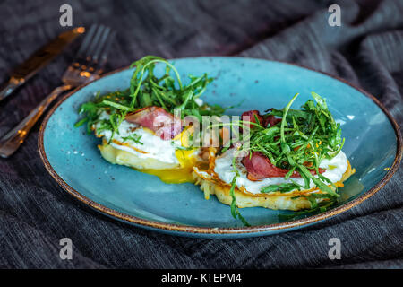 Prosciutto affumicato, sandwich di pane rustico con uova Foto Stock