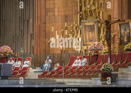 VILLA DI GUADALUPE, CITTÀ DEL MESSICO - Agosto 08, 2008. Santa Messa celebrata all'interno della nuova Basilica di Guadalupe. Foto Stock