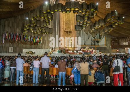 VILLA DI GUADALUPE, CITTÀ DEL MESSICO, 08 agosto 2008 - Santa Messa celebrata all'interno della nuova Basilica di Guadalupe. Foto Stock