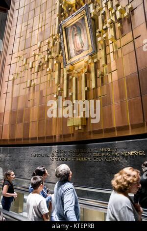 VILLA DI GUADALUPE, CITTÀ DEL MESSICO, 08 agosto 2008 - La sacra immagine della Vergine di Guadalupe all interno della nuova Basilica. Foto Stock