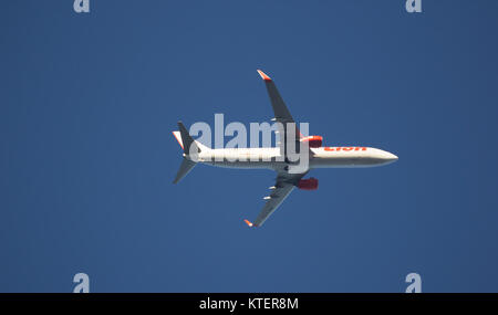 CHIANG MAI, Thailandia - 14 dicembre 2017: HS-LTU Boeing 737-900ER di Thai Lion Air compagnia aerea. Il decollo dall aeroporto di Chiangmai a Bangkok. Foto Stock