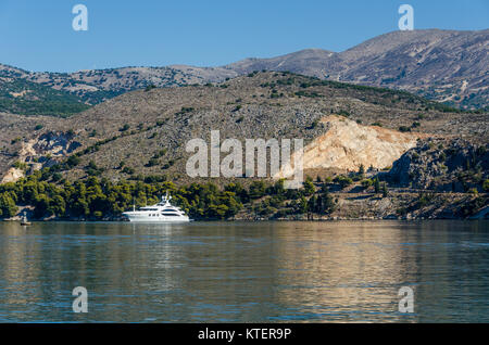 Argostoli Bay yacht ancorati e colline dell'isola di Kefalonia sul Mar Ionio Foto Stock