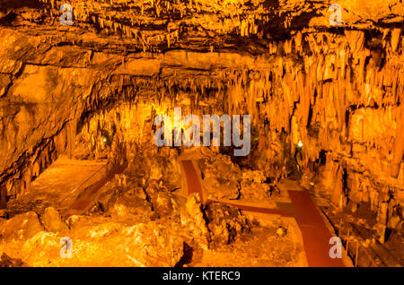 L'ingresso alla grotta sotterranea di Drogarati nei pressi del villaggio di Katapodata sull'isola di Cefalonia in Grecia Foto Stock