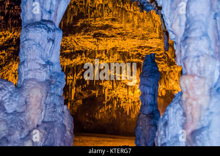 Stalattiti e stalagmiti nella grotta sotterranea di Drogarati sull'isola di Cefalonia Foto Stock