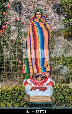 VILLA DI GUADALUPE, CITTÀ DEL MESSICO, dicembre 04, 2017 - statua della Vergine di Guadalupe utilizzato come scenografia dei fotografi della Villa. Foto Stock