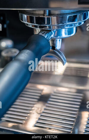 Una vera e propria macchina per caffè espresso del portacialde Foto Stock