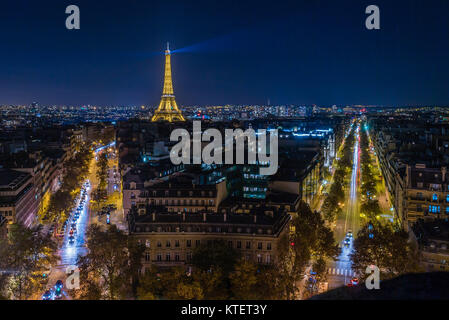 Accesa la torre Eiffel di notte visto dall'Arc de Triomphe in Paris Foto Stock