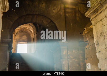 La luce del sole proveniente da una finestra del Colosseo a Roma Foto Stock