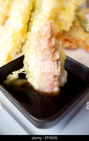 Immersione tempura di vegetali in salsa di soia ciotola. Primo piano Foto Stock