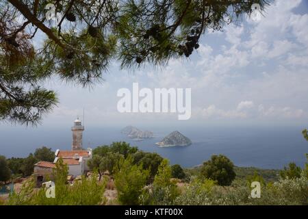 Gelidonya faro nella città di Antalya.piccole isole incorniciato un pino. Foto Stock