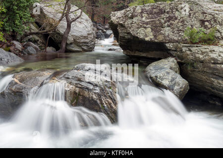 Il fiume Hasanboguldu e cascate in Edremit distretto di Balikesir provincia della Turchia. Foto Stock