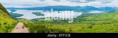 Vista panoramica dalla collina conica, Balmaha, villaggio sulla sponda orientale del Loch Lomond nella zona del consiglio di Stirling, in Scozia. Foto Stock