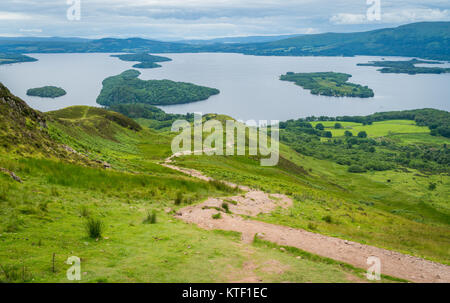 Vista panoramica dalla collina conica, Balmaha, villaggio sulla sponda orientale del Loch Lomond nella zona del consiglio di Stirling, in Scozia. Foto Stock