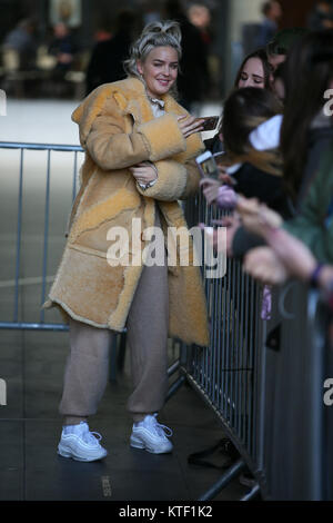 Il cantante Anne-Marie visitando BBC Radio One Studios di eseguire sul Live Lounge - Londra dotata: Anne-Marie dove: Londra, Regno Unito quando: 23 Nov 2017 Credit: WENN.com Foto Stock