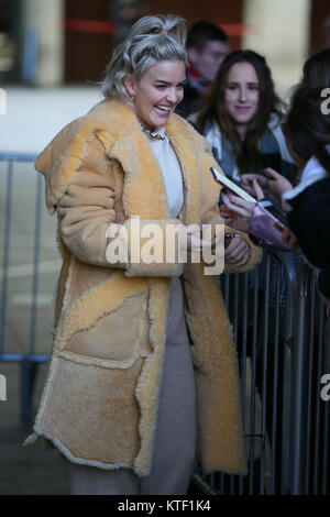 Il cantante Anne-Marie visitando BBC Radio One Studios di eseguire sul Live Lounge - Londra dotata: Anne-Marie dove: Londra, Regno Unito quando: 23 Nov 2017 Credit: WENN.com Foto Stock